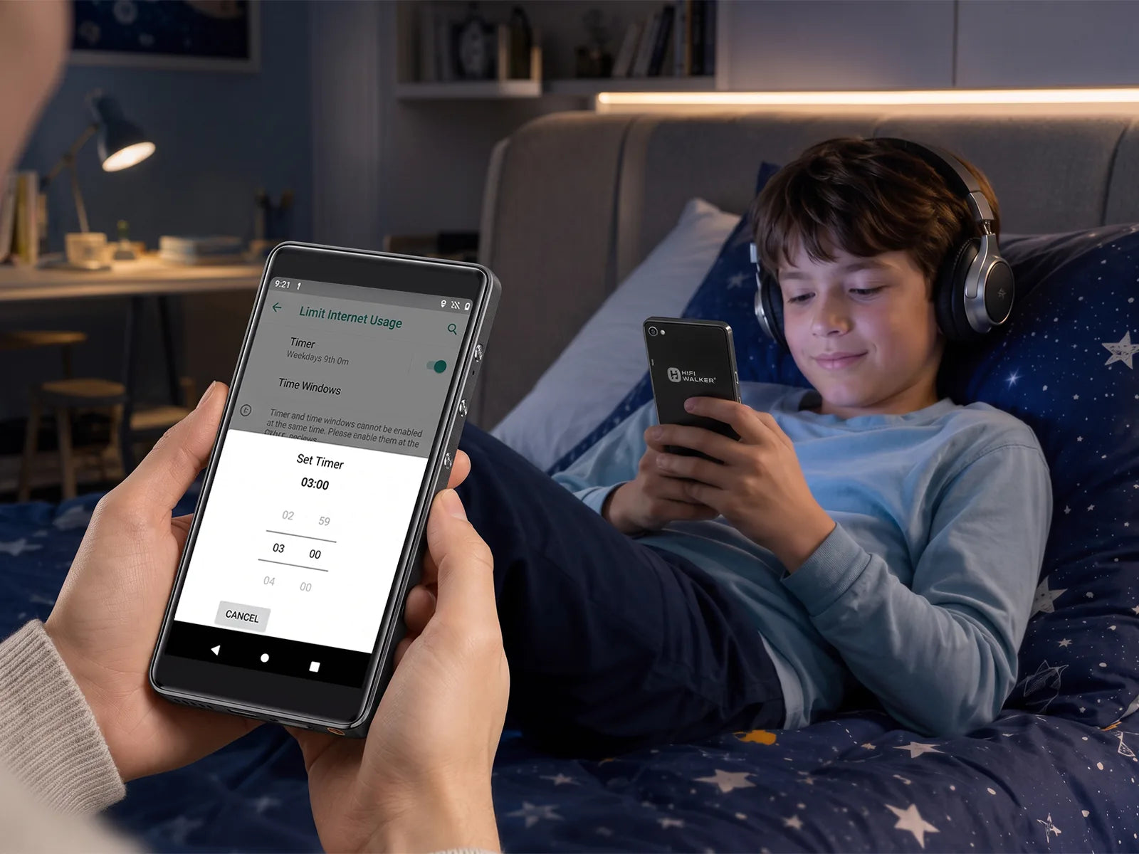 Un parent règle le contrôle parental et les plages d’accès à Internet sur le HIFI WALKER G7 Pro pendant qu’un enfant écoute au casque